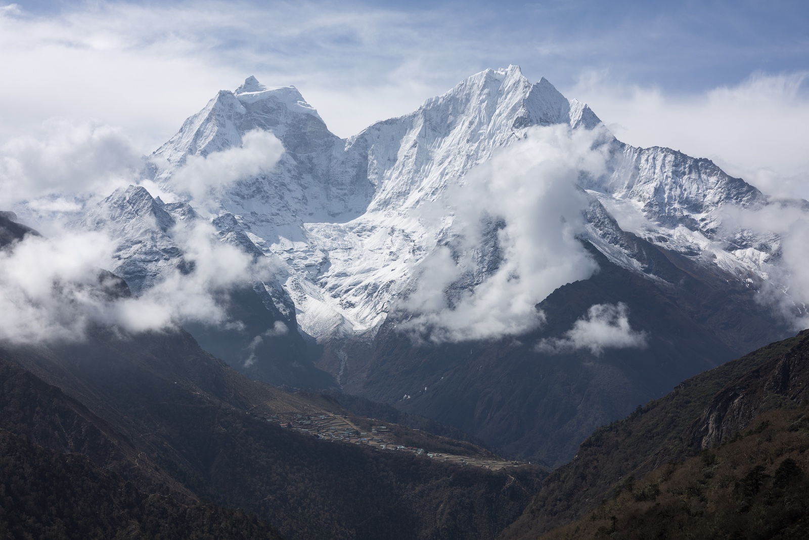 Above the village of Phortse are the mountains of Kangtaiga (horse saddle mountain) and Thamserku.